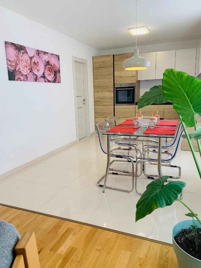 Apartman Marley Apartment กอสเตรนา ภายนอก รูปภาพ