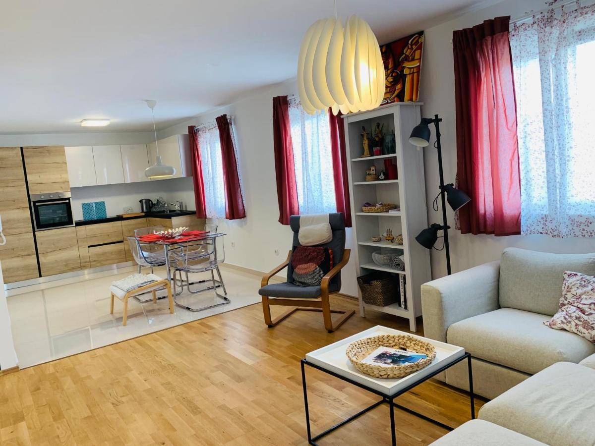 Apartman Marley Apartment กอสเตรนา ภายนอก รูปภาพ