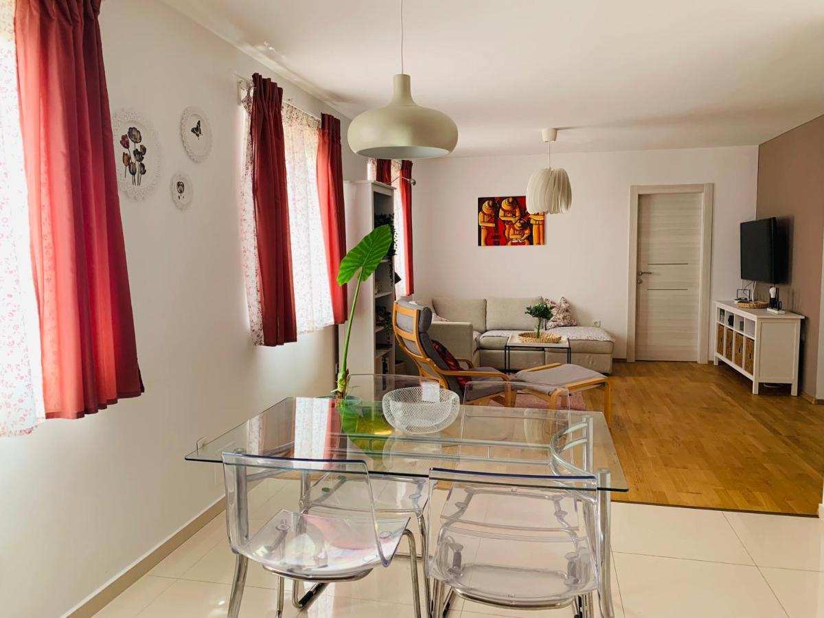 Apartman Marley Apartment กอสเตรนา ภายนอก รูปภาพ