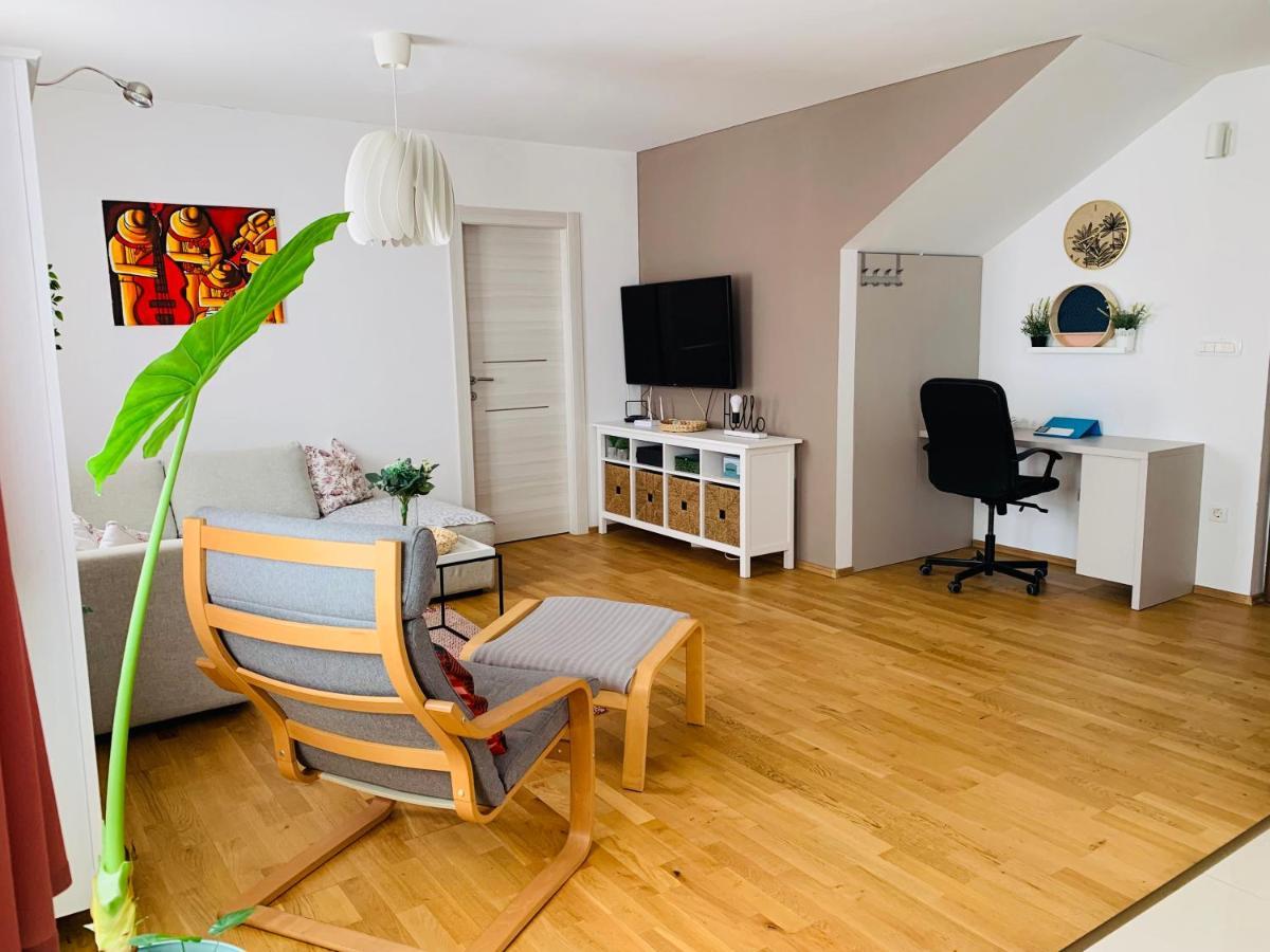 Apartman Marley Apartment กอสเตรนา ภายนอก รูปภาพ